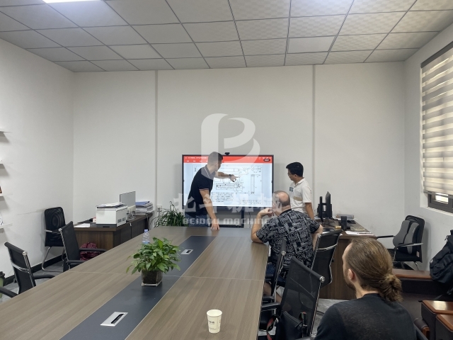 外國客戶遠(yuǎn)道而來,我公司人員與客戶細(xì)致對(duì)接